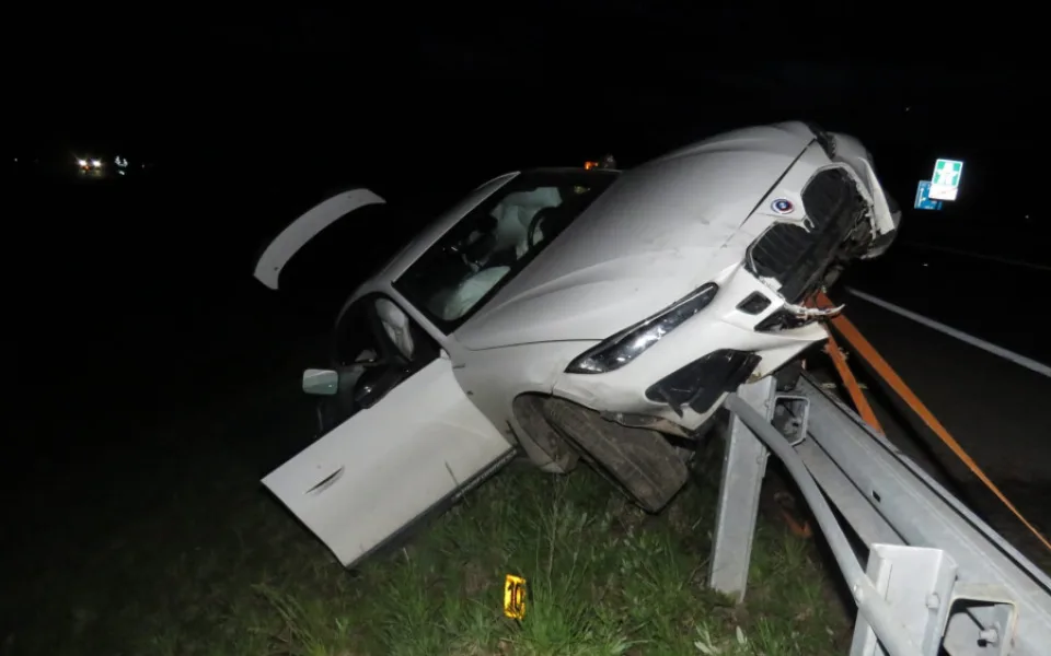 Řidič BMW s 1,89 promile nezvládl nájezd na dálnici D5. Jízdu potupně zakončil napíchnutý na svodidla