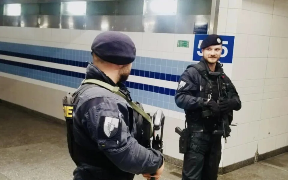 Po zuby ozbrojení policisté s dlouhými zbraněmi vyrážejí do ulic. Platí první stupeň ohrožení terorismem