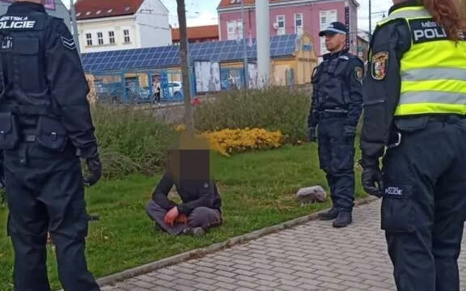 Nebezpečného muže zkrotili až strážníci městské policie