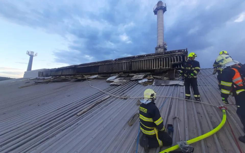 Hasiči bojovali s požárem sklárny, vzniklá škoda jde do milionů