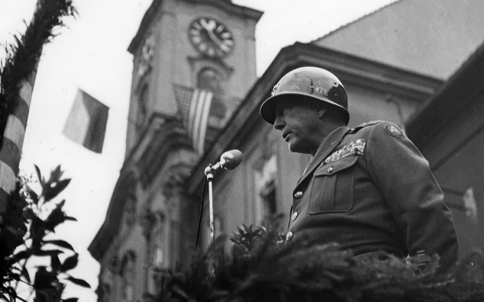 Generál Patton promlouvá k americkým vojákům na náměstí v Rokycanech
