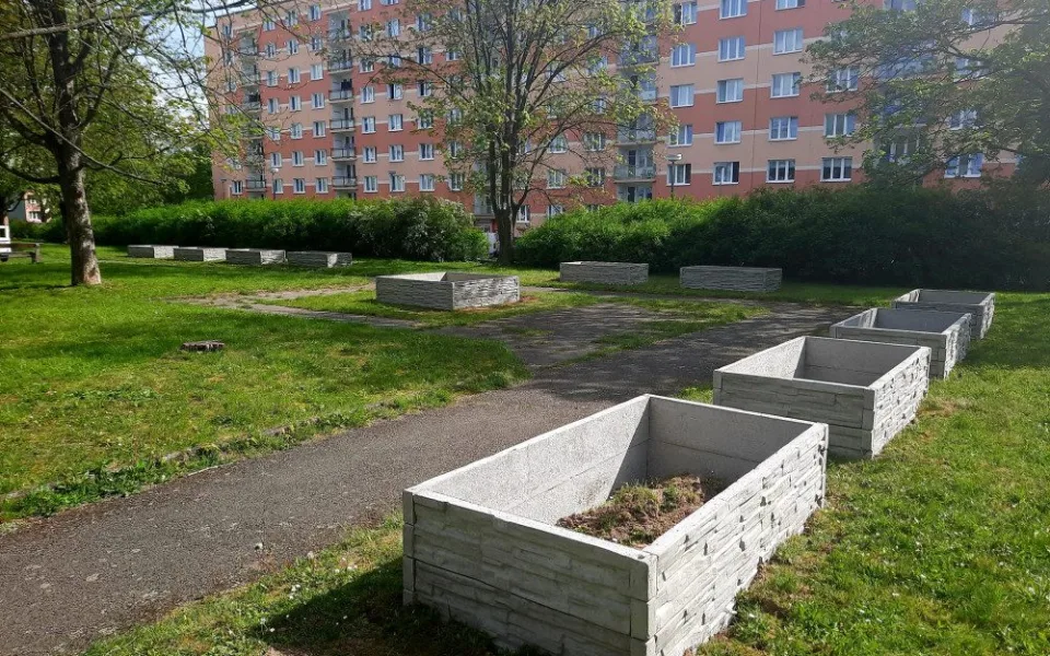 Obyvatelům sídliště slouží nová komunitní zahrada, nechybí tam záhony na bylinky a zeleninu