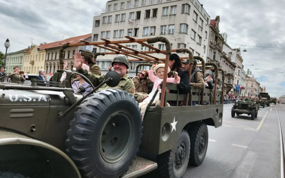 FOTO: Tisícovky lidí nadšeně sledovaly Konvoj svobody, městem projelo téměř 300 kusů vojenských historických vozidel