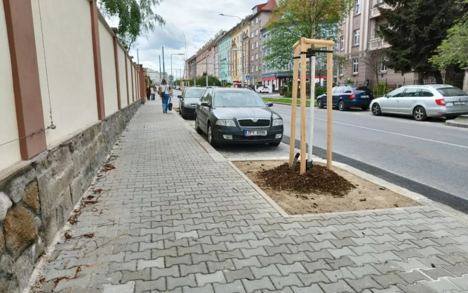 U fakultní nemocnice na Borech vzniklo 52 nových parkovacích míst, přibylo i stromů