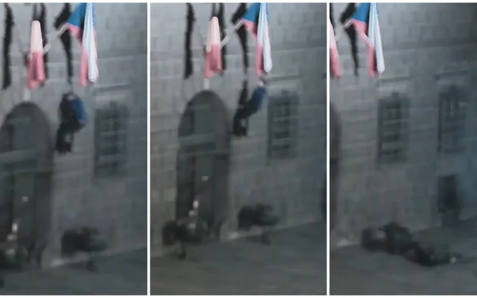VIDEO: Muž šplhal na budovu historické radnice pro vlajku, tvrdě narazil