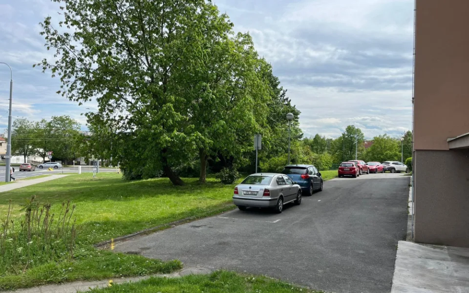 Obyvatelé bytovek se dočkají nových parkovacích míst, budou tam i nabíjecí stanice pro elektromobily