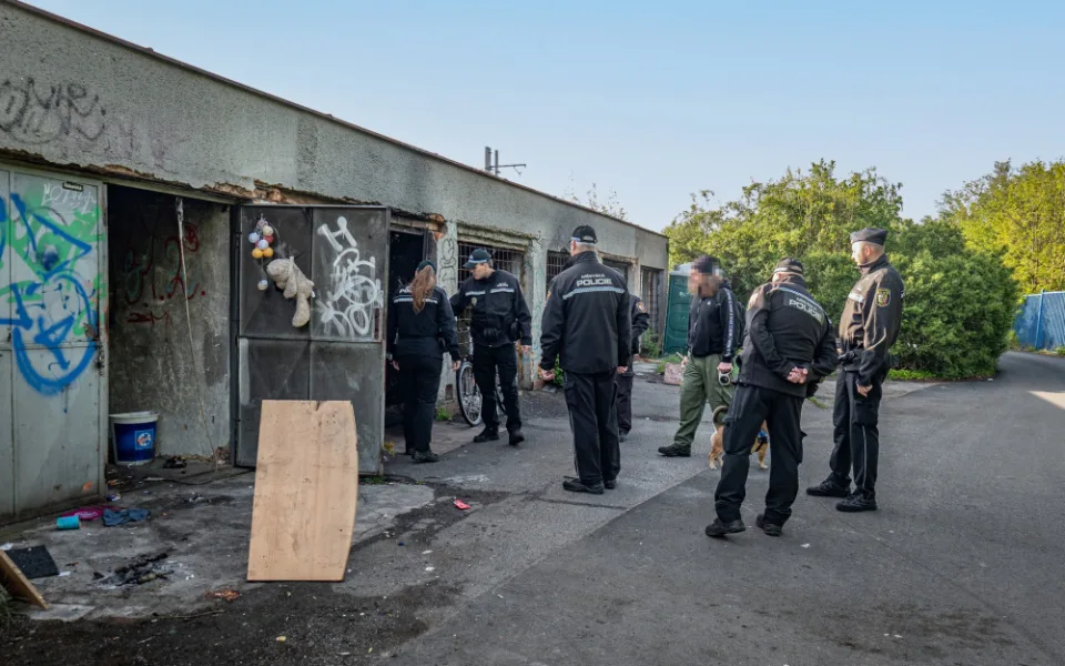 Policie definitivně zapečetila problémové garáže, kde živořili bezdomovci