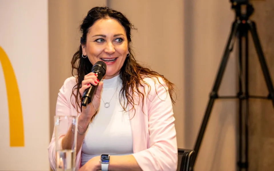 Poslankyně a členka výboru pro obranu odmítá, že je ve střetu zájmů kvůli vztahu s náčelníkem generálního štábu