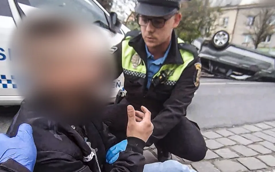 Řidič BMW ujížděl před strážníky, vyletěl do protisměru a narazil do dalšího vozu. Má zákaz řízení
