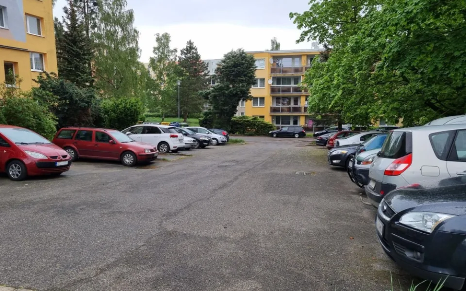 Ve vnitrobloku za Sokolovskou 90 chce obvod upravit parkovací stání. Projekt představí občanům