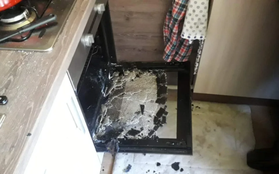 Nevidomou ženy vyděsila velká rána a zápach kouře v kuchyni, okamžitě zavolala hasiče