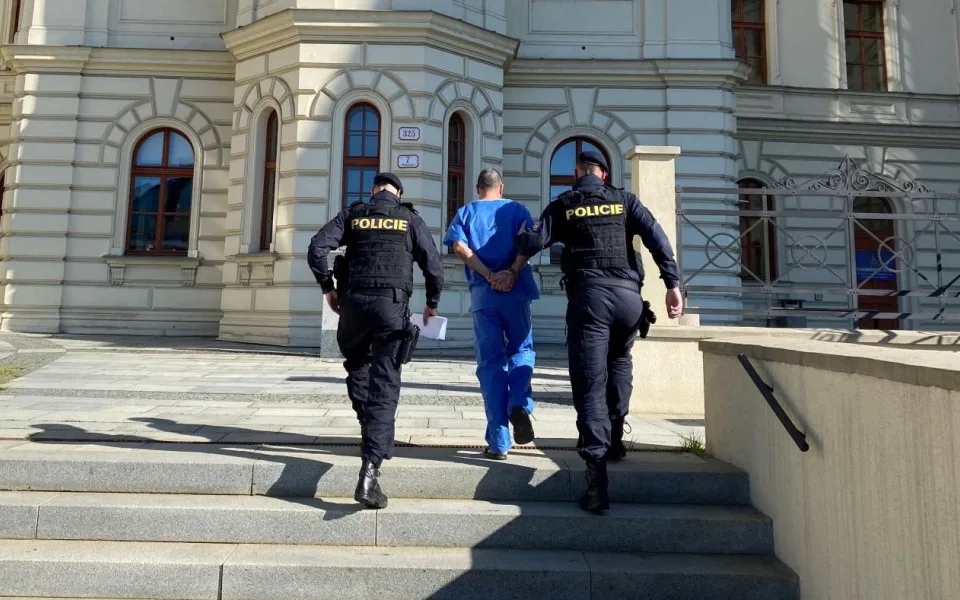 Policisté eskortují k soudu zadrženého násilníka
