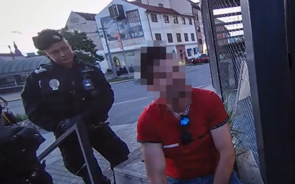 VIDEO: Opilý muž vyhrožoval se zaťatými pěstmi strážníkům, kteří zrovna řešili bezdomovce u nádraží