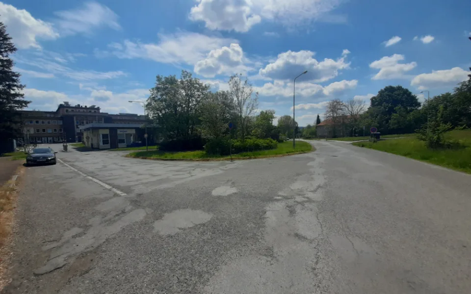Silnice k nemocnici je samá díra, město začalo s opravou povrchu. Řidiči musí počítat s omezením
