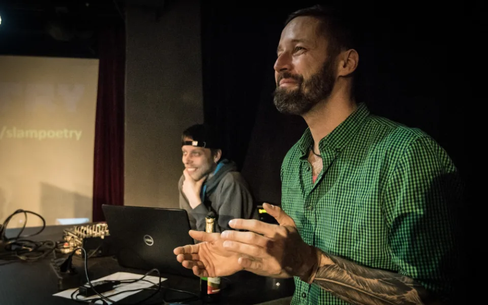 Slam poetry se už u nás stala respektovaným žánrem, říká oceněný básník Tomáš T. Kůs
