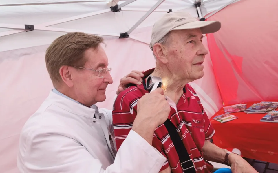 Zájemcům se v Plzni věnoval specialista v oboru dermatovenerologie Petr Arenberger