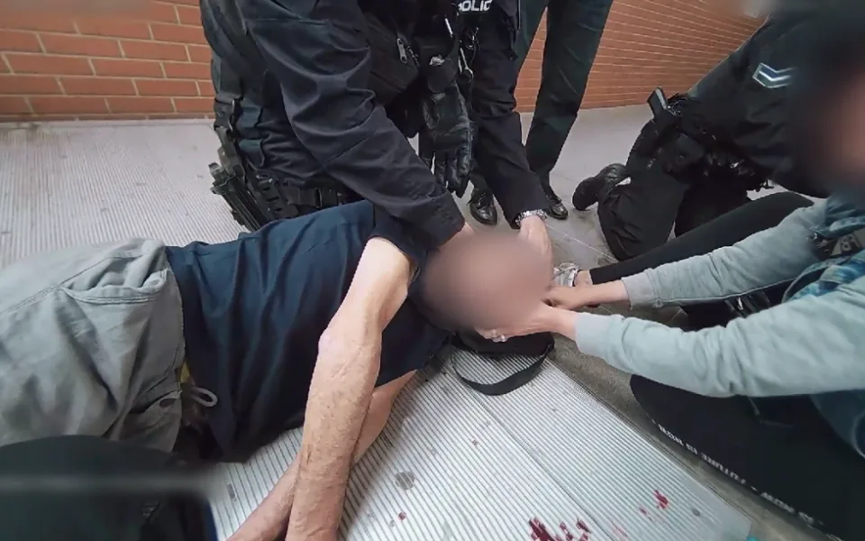VIDEO: Strážníci ošetřovali muže po pádu z eskalátorů i nešťastníka, který se pořezal při krájení masa