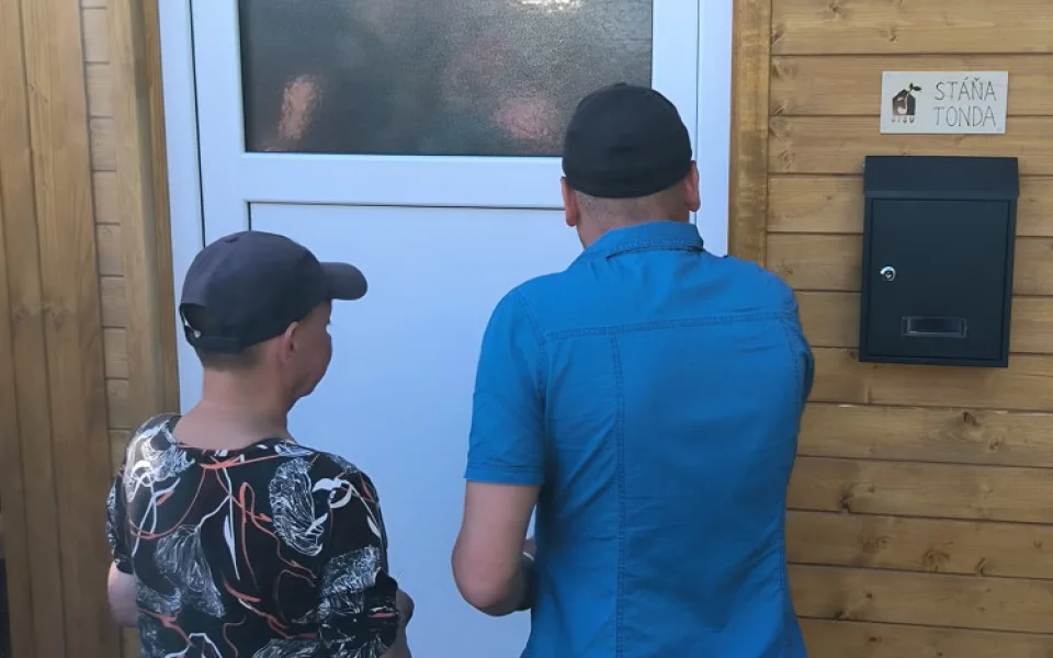 Bezdomovci Tonda a Stáňa mají po letech znovu střechu nad hlavou, malý domek pomohli sami postavit