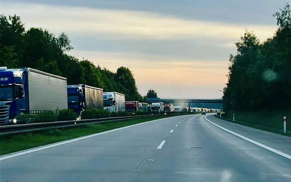 Kolony dlouhé několik kilometrů ucpaly provoz na dálnici D5 ve směru do Německa