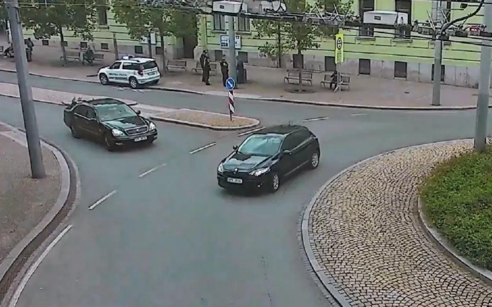 VIDEO: Opilý muž si spletl fontánku s pisoárem a močil do ní na rušné třídě v centru města
