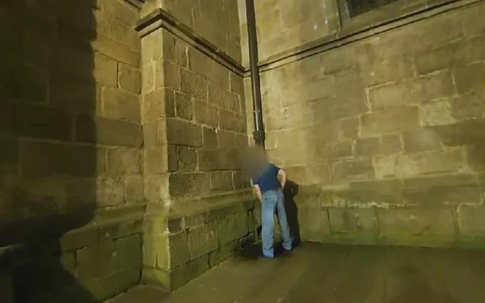VIDEO: Muž bez ostychu močil na katedrálu, strážníkům pak nadával a oznámil jim, že se jde opít