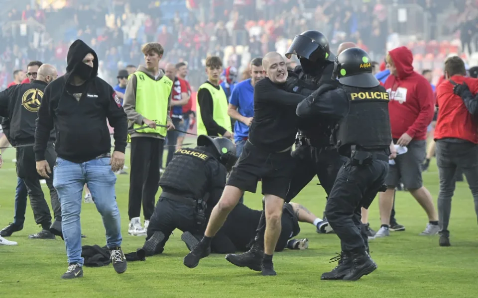 Někteří fanoušci napadali na hřišti i policejní těžkooděnce