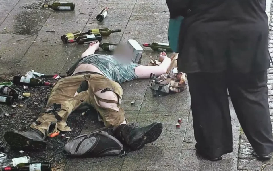 VIDEO: Student v roztrhaných kalhotách se válel po zemi a hrál si na opilého bezdomovce