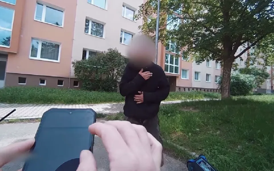 VIDEO: Pro opilého třicátníka si přišla máma, muž nadýchal přes čtyři promile