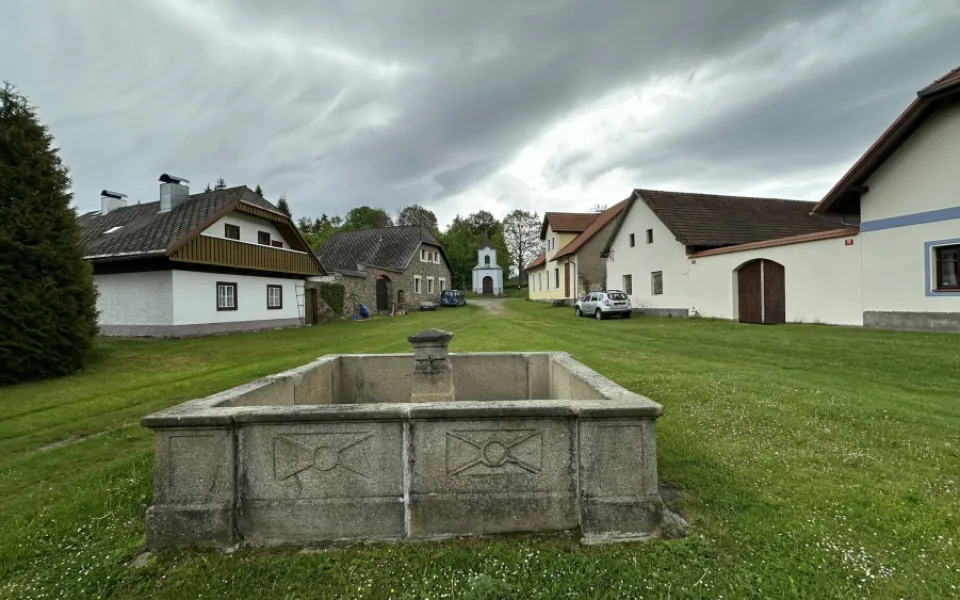 Dominantou šumavského Humpolce je kamenná kašna na zatravněné návsi