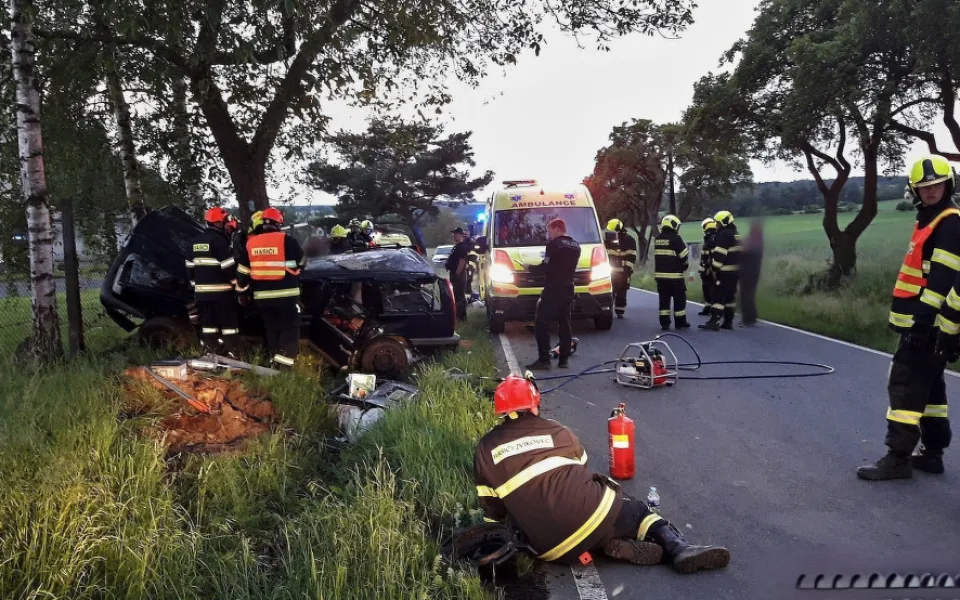 Čtyřiapadesátiletá řidička osobního auta zahynula po nárazu do stromu mezi obcemi Chříč a Holovousy na severním Plzeňsku