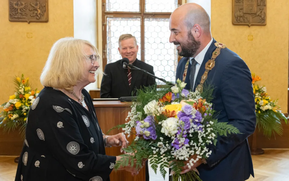 Lída Rakušanová byla legendárním hlasem Svobodné Evropy, teď převzala v Plzni Cenu 1. června. Cenu jí předal primátor Plzně Roman Zarzycký