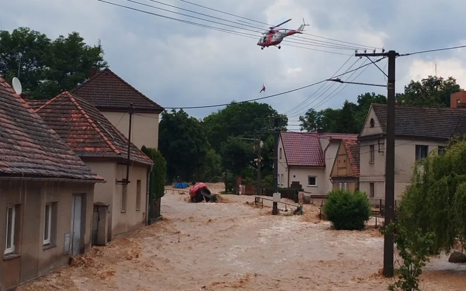 Dramatická záchrana muže pomocí vrtulníku letecké záchranné služby