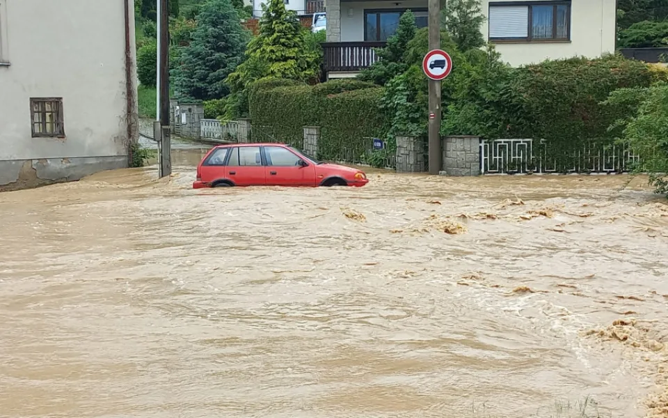 Divoká voda z rozbouřených toků brala auta, zaplavovala domy a ničila majetky. Nouze nebyla o dramatické záchrany osob