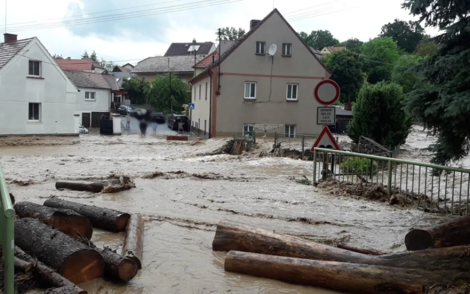 S vodou přišlo na silnice i množství bláta
