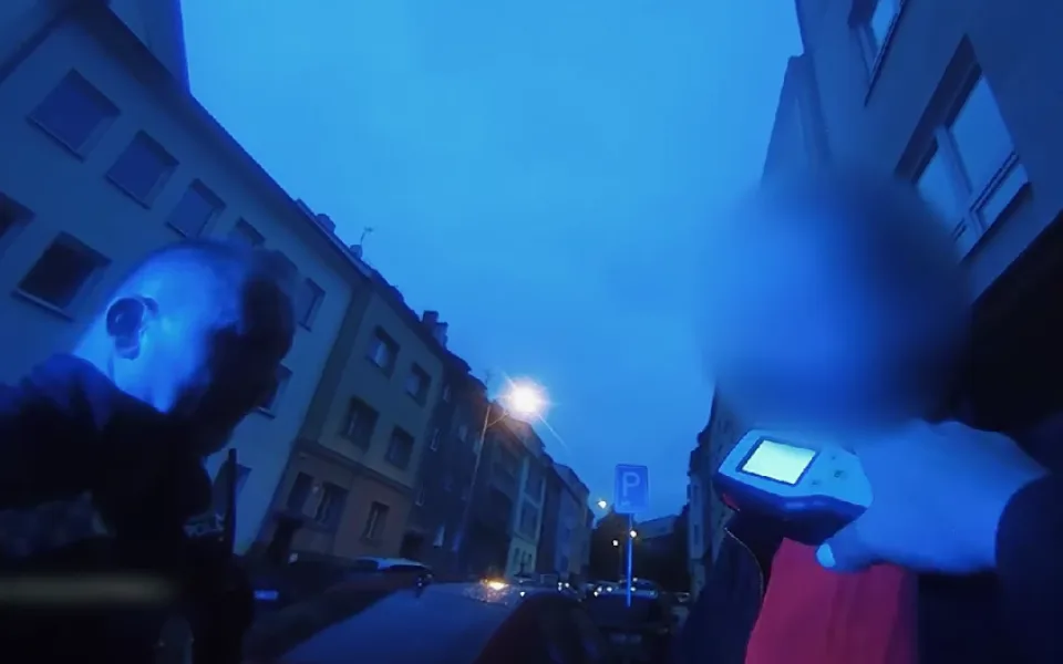 VIDEO: Silně opilý muž se vyhýbal neexistujícímu kamionu a zkřížil cestu policejnímu vozu