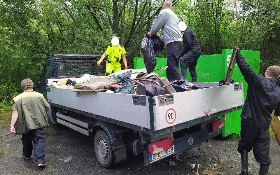 Vězni pomohli uklidit šest tun odpadků. V haldě bylo 150 injekčních stříkaček a malé kotě