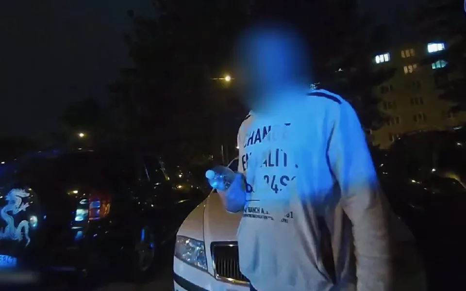 VIDEO: Neřídil jsem, tvrdil opilý muž. Kamera ho ale usvědčila z velké lži