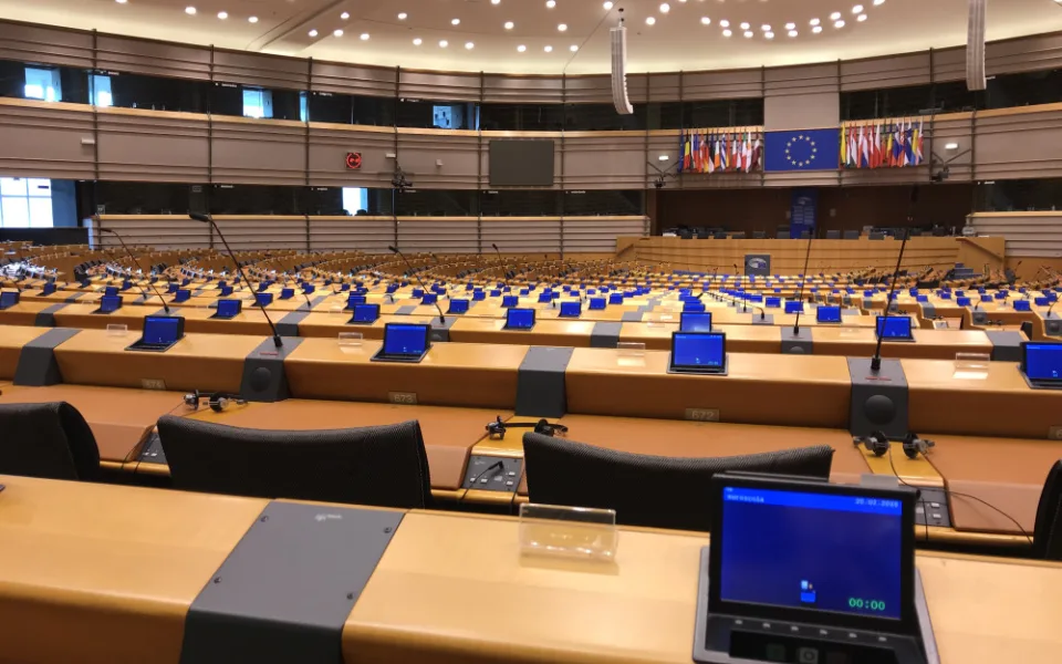 Tyto lavice v Evropském parlamentu v Bruselu už budou znát brzy své nové nájemníky