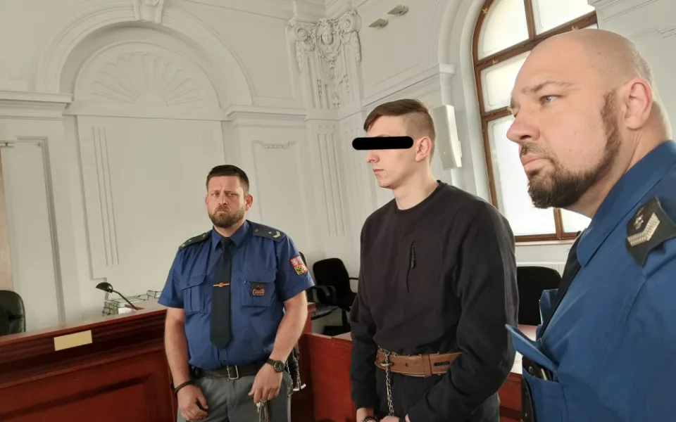 Vrchní soud potvrdil ukrajinskému mladíkovi 19 let vězení za pokus o vraždu školačky