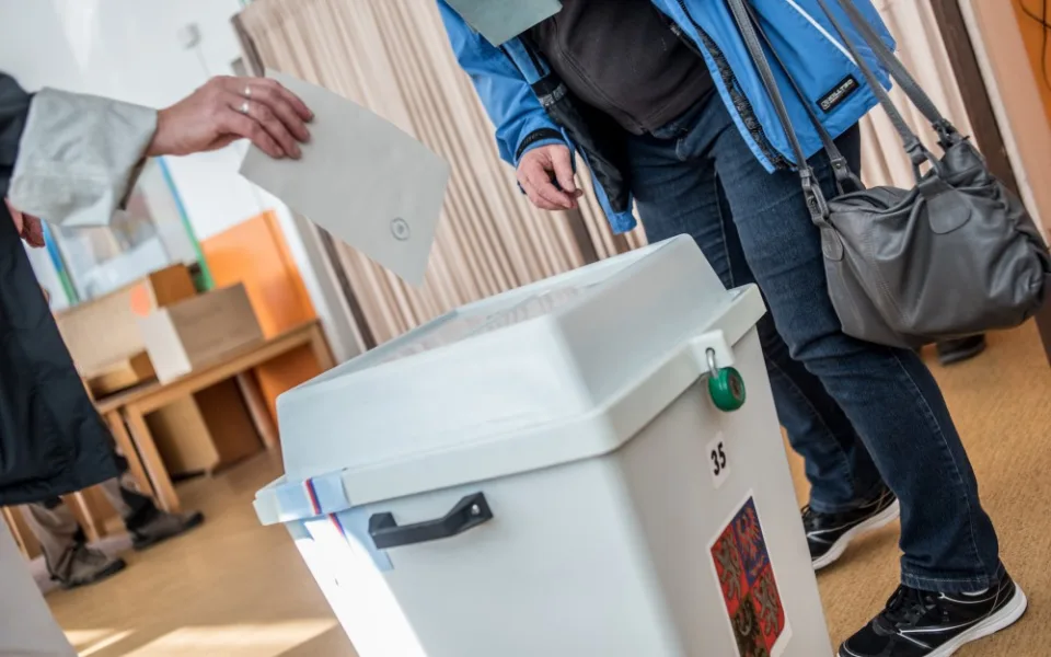 V Česku začaly volby do Evropského parlamentu. Podívejte se na důležité termíny