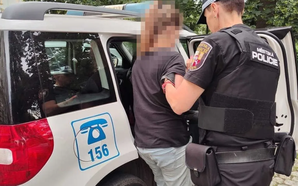 VIDEO: Silně opilá žena děsila lidi u Hlavní pošty, seděla na lavičce a houkala