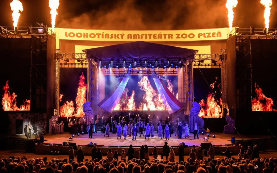 Fotografie jsou z minulých ročníků Noci s operou v Plzni
