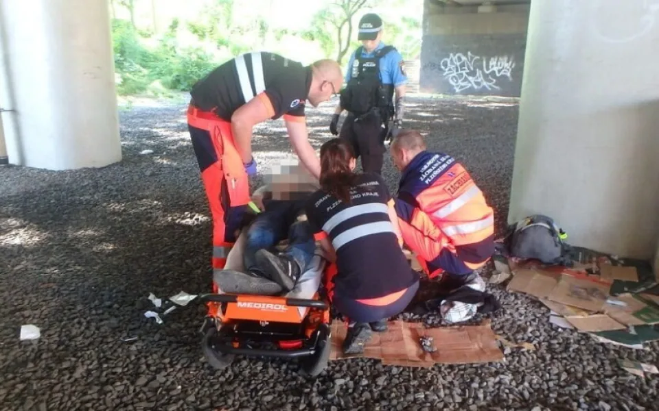 VIDEO: Strážníci bojovali o život pětatřicetiletého muže, zemřel později v nemocnici