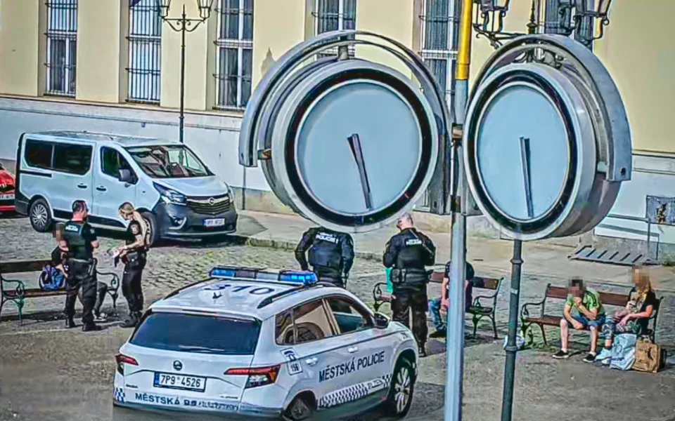 Strážníci na místě urovnávají konflikt mezi dvě muži