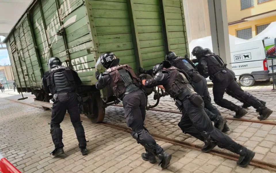 FOTO: Přenášení pivních sudů i tlačení vagonu, speciální pořádkové jednotky poměřují v Plzni své síly