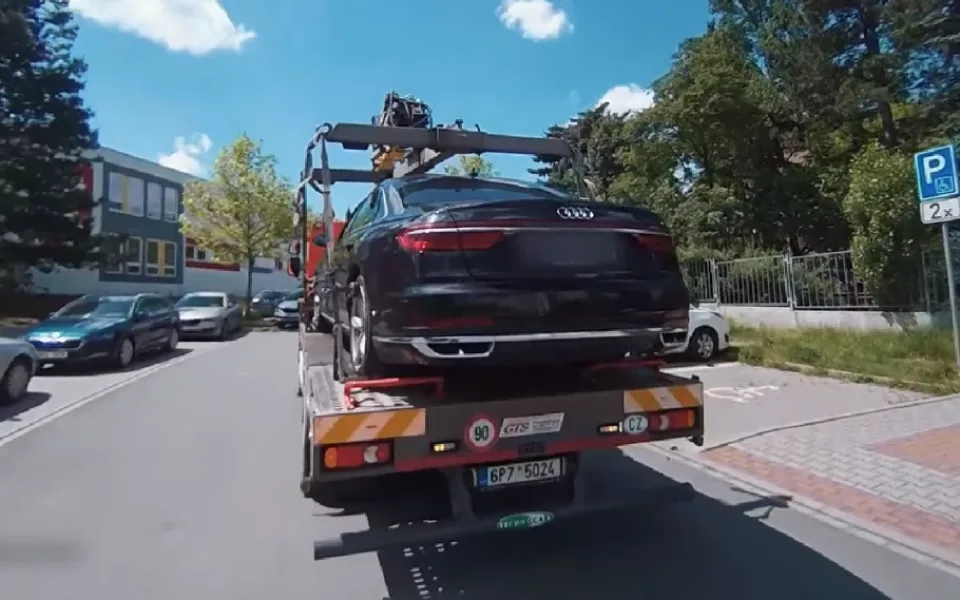 VIDEO: Řidiči drahých a luxusních aut neustále parkují na místech pro invalidy, hrozí jim pokuta i odtah