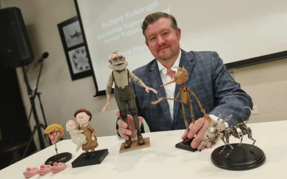 Tim Burton a Guillermo del Toro jsou odlišní tvůrci a je radost s nimi pracovat, říká loutkář Richard Pickersgill