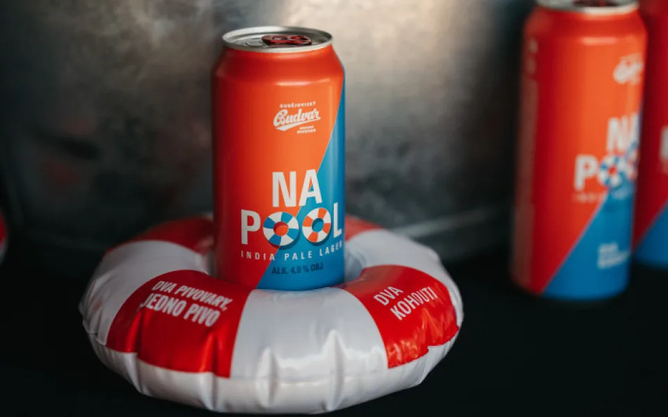Dva pivovary, jedno pivo. Budějovický Budvar představil letní limitku Na Pool uvařenou s minipivovarem Dva kohouti