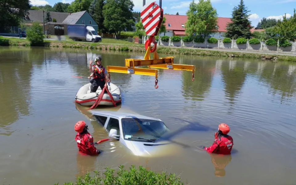 Dodávka se vedru záhadně zajela vykoupat do rybníka, kde se potopila až po střechu