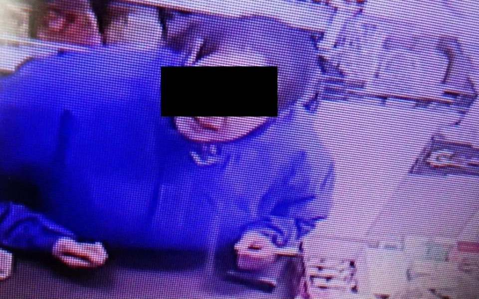 Naditou peněženku odloženou u kasy prodejny někdo ukradl. Policie pátrala po ženě ze záběru bezpečnostní kamery